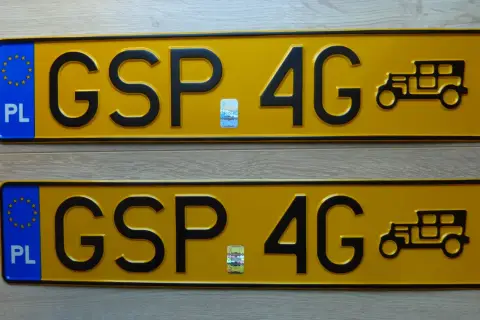 Dwie żółte rejestracje z napisem GSP 4G i symbolem starego samochodu.