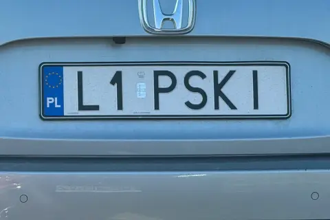 Polskie tablice rejestracyjne, jak ta z numerem L1 PSKI, mają różne ceny.